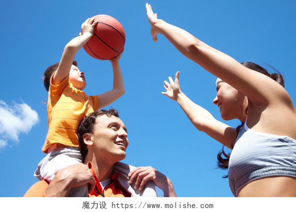 夫妇和他们的儿子打篮球的形象幸福童年孩子幸福一家人幸福的人美好童年